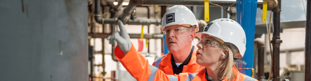 Colaboradores LRQA supervisión de certificación ISO 19443